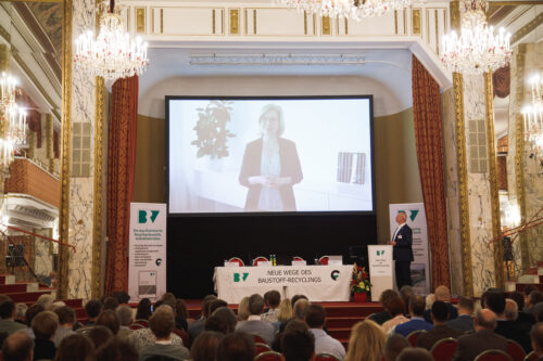 Minister Gewessler speaks via video message to the audience