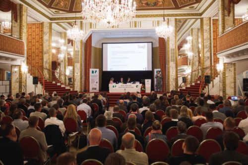 Ein Publikum nimmt an der Podiumsdiskussion teil