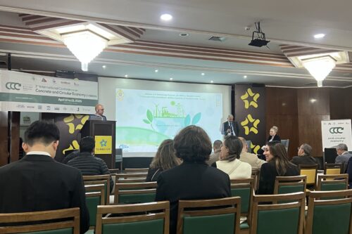 Konferenzsaal mit sitzenden Teilnehmern
