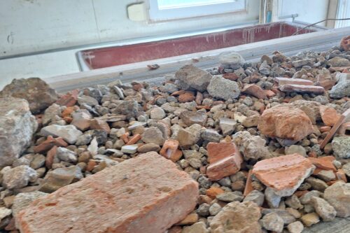 Conveyor belt with construction waste