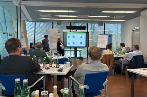 Ein Mann und eine Frau halten eine Präsentation