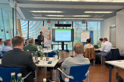 Ein Mann hält eine Präsentation