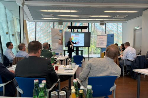 Eine Frau hält eine Präsentation